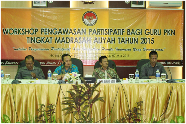 Ketua Bawaslu Provinsi Jambi Bapak Bapak Fauzan Khairazi, SH. MH (Dua dari Kanan) bersama Piminan Bawaslu Provinsi Jambi Bapak Ribut Suwarsono, SP (Dua dari Kiri) didamping Sekertaris Bawaslu Provinsi Jambi Bapak H. Ahmad Luthfi, S.IP. M.Si (Paling Kanan) dan Kasubag Teknis Penyelenggaraan Pengawasan Pemilu Bawaslu Provinsi Jambi Bapak Eflin Trimarwan, SE (Paling Kiri)